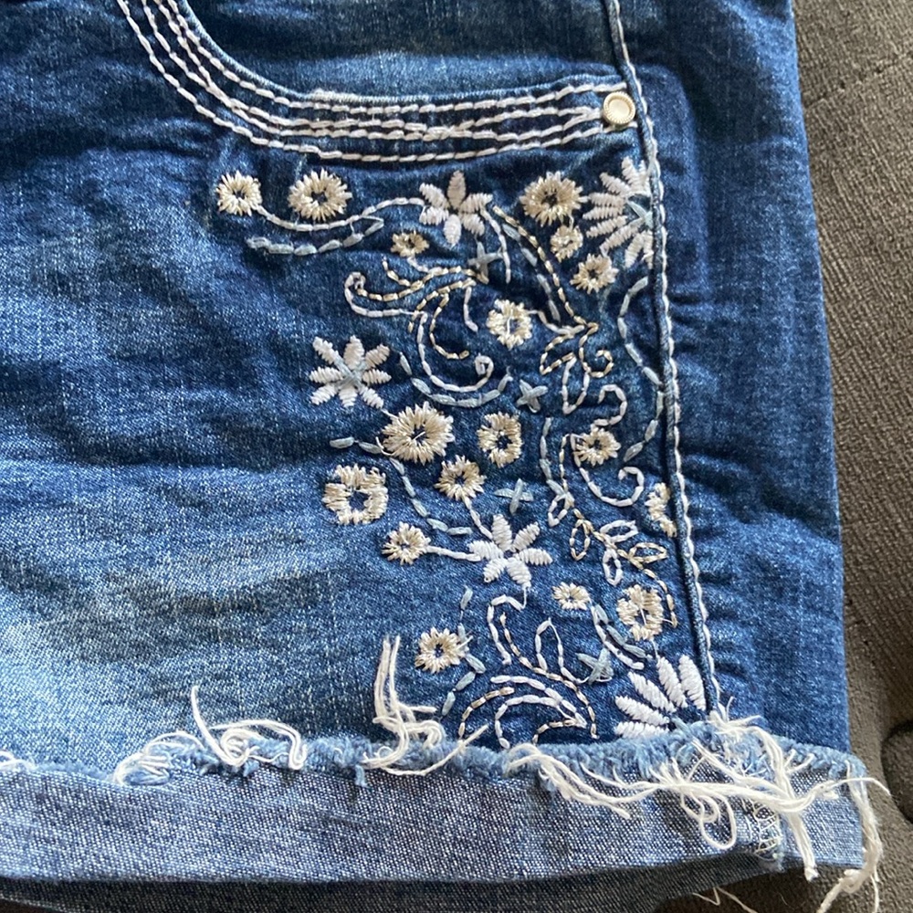 Amethyst jean shorts - Picture 2 of 5